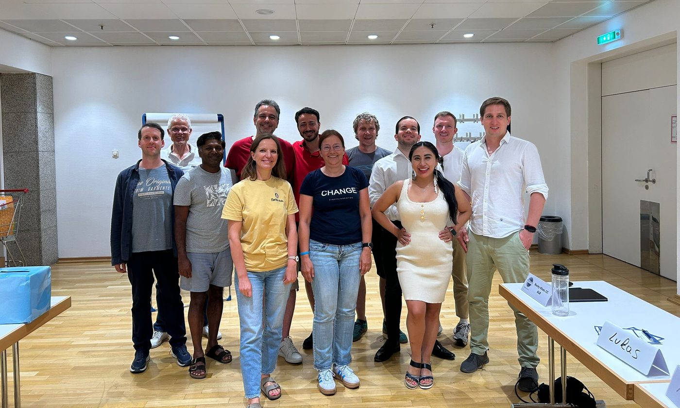 Clubmitglieder des Rhetorik-Club Frankfurt auf einem Gruppenfoto nach einem Meeting