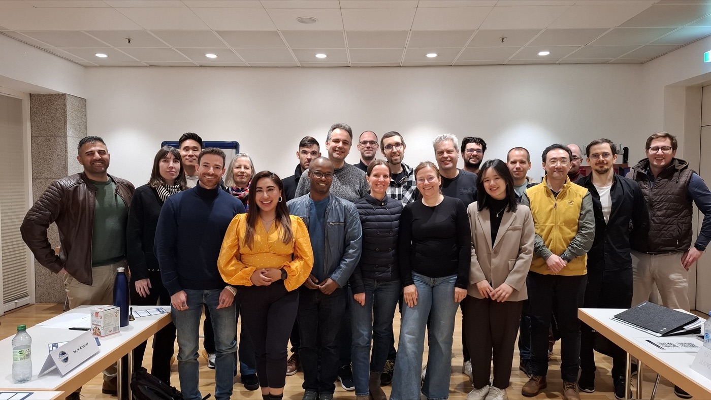 Die Mitglieder des Rhetorik-Club Frankfurt nach einem Clubabend — eine vielfältige Gruppe aller Altersklassen, lachend in die Kamera.