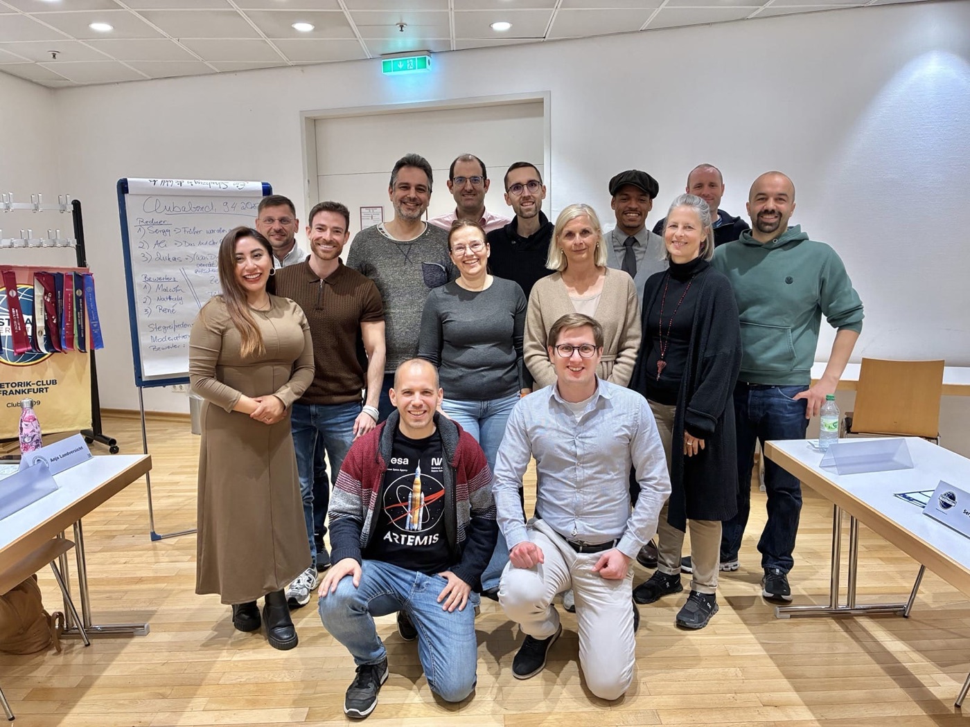 Gruppenbild nach einem Clubabend im SAALBAU Titus-Forum — lockere, herzliche Atmosphäre