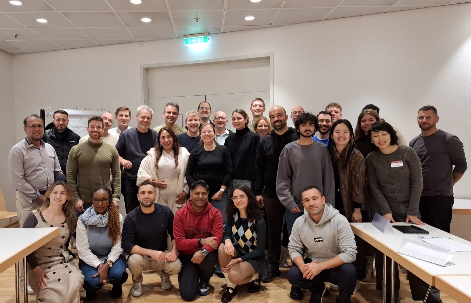 Gruppenbild mit 34 Mitgliedern und Gästen des Rhetorik-Club Frankfurt beim Clubabend im SAALBAU Titus-Forum im Oktober 2026