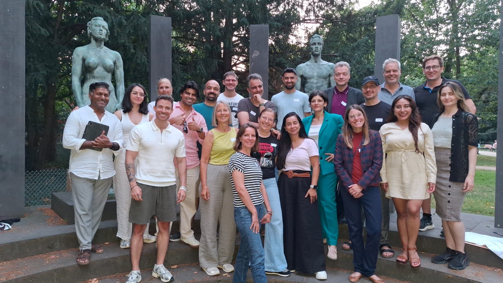 Gruppenbild des Rhetorik-Club Frankfurt beim Sommer-Clubabend im Rothschildpark am Ring der Statuen