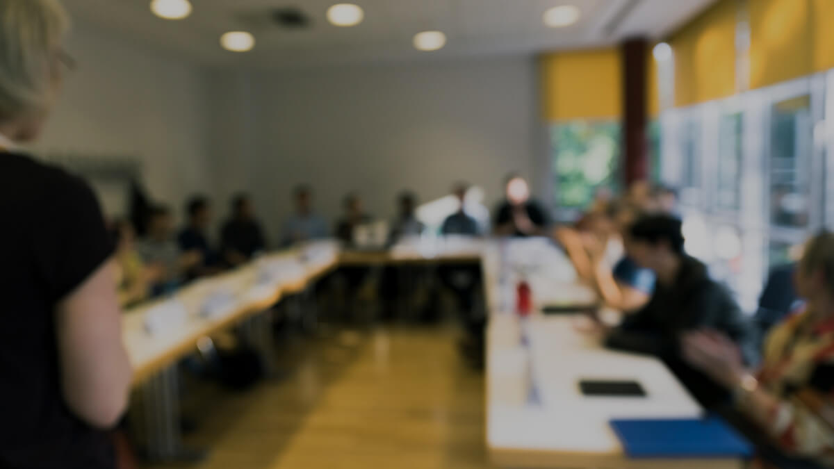 Eine Mitgliedsrede vorne auf der Bühne während eines Clubabends